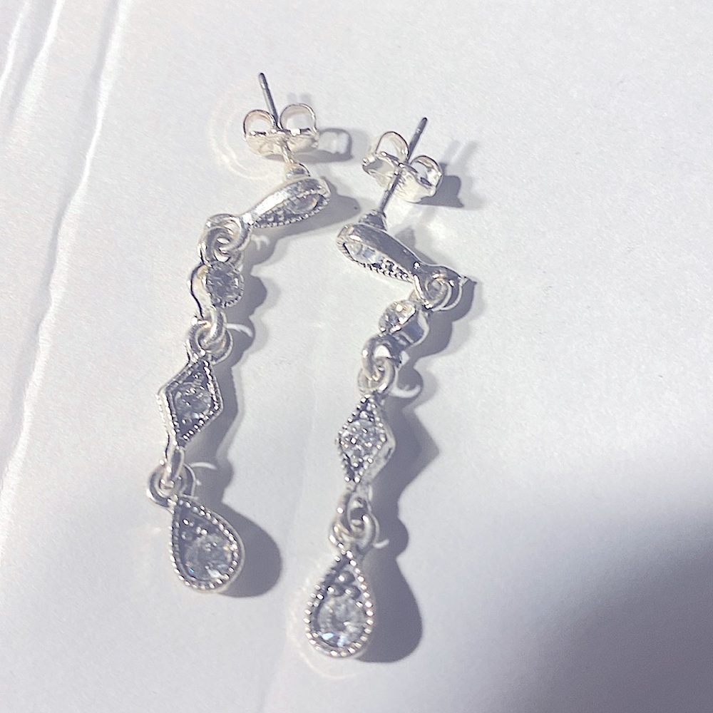 Beautiful crystal drop earrings - bright silver